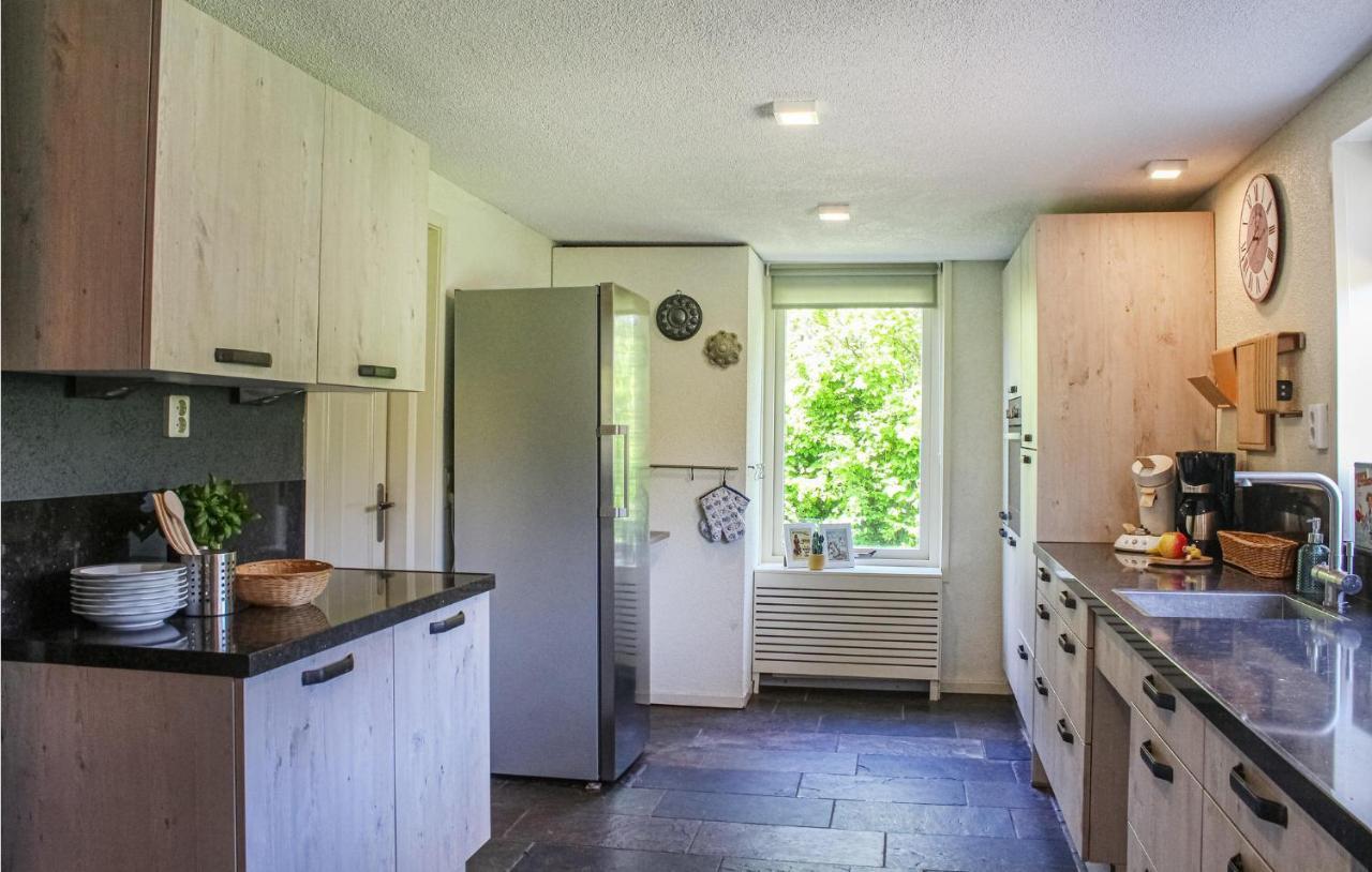 Gorgeous Home In Scharendijke With Kitchen エクステリア 写真