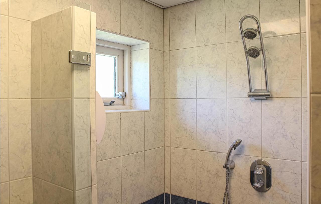 Gorgeous Home In Scharendijke With Kitchen エクステリア 写真