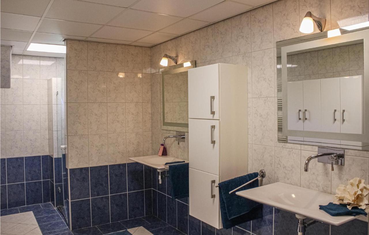 Gorgeous Home In Scharendijke With Kitchen エクステリア 写真